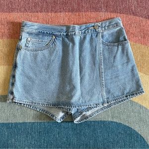 Levis light blue denim skort